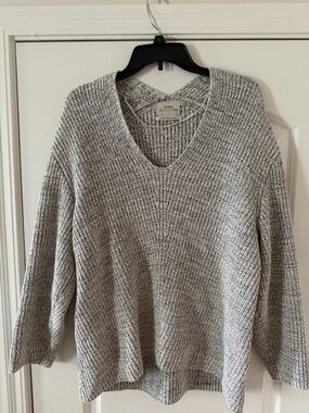 Urban Outfitters Light Gray V-Neck Ribbed Sweater
